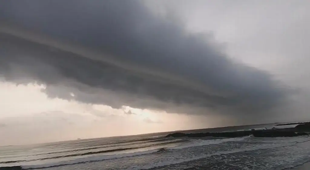 Imagen Captan impactante nube en Boca del Río (Video)