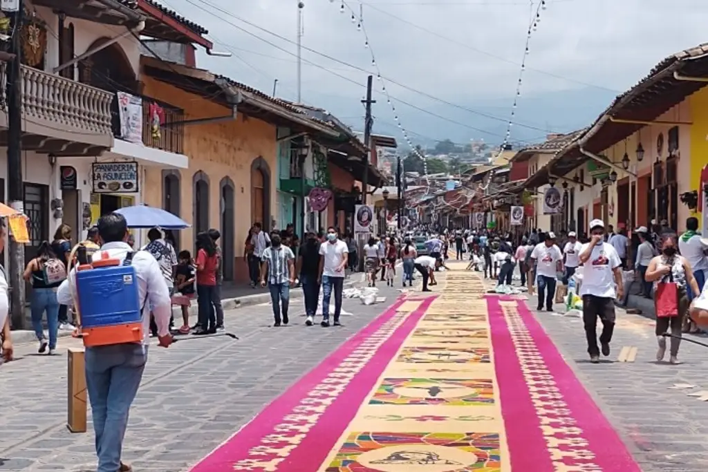 Imagen Elaboran tradicional tapete de Xico más de 200 artesanos