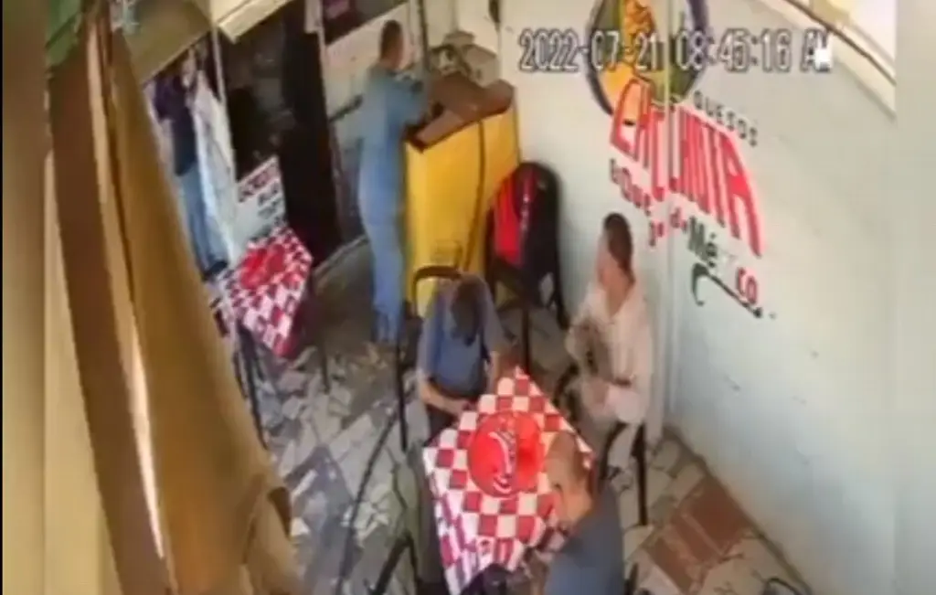 Imagen Explota negocio de comida con clientes adentro cuando cargaban gas (+video)