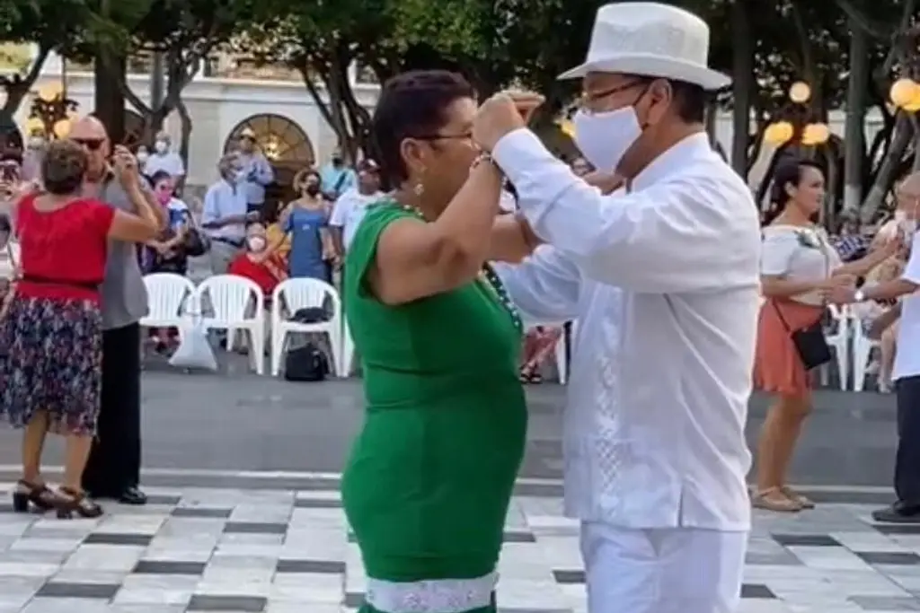 Imagen Así disfrutan veracruzanos del danzón en el Zócalo (+Video)