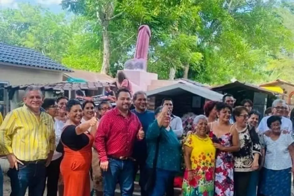 Imagen Colocan monumento al p3n3 sobre tumba de mujer en un municipio de Veracruz