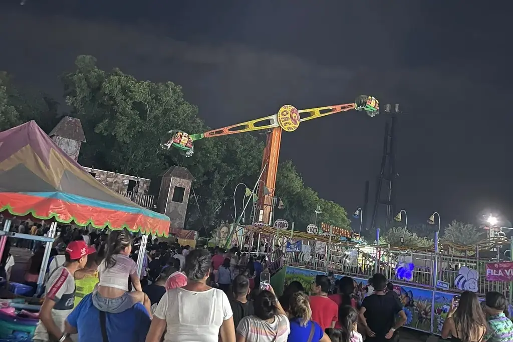 Imagen Juego mecánico falla y deja a personas suspendidas en el aire en la feria (+video)