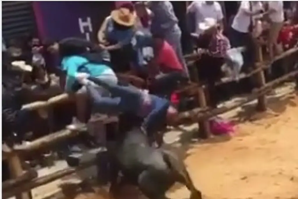 Imagen Cae sobre el toro y la avienta en fiestas patronales (+Video)