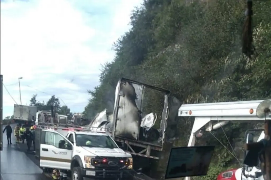 Vuelca y se incendia tráiler en carretera de Maltrata, Veracruz - xeu ...