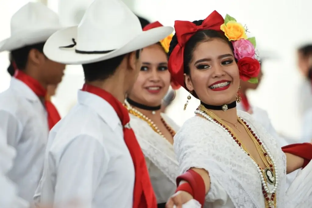 Habrá desfile de trajes típicos de México en el puerto de Veracruz - xeu  noticias veracruz