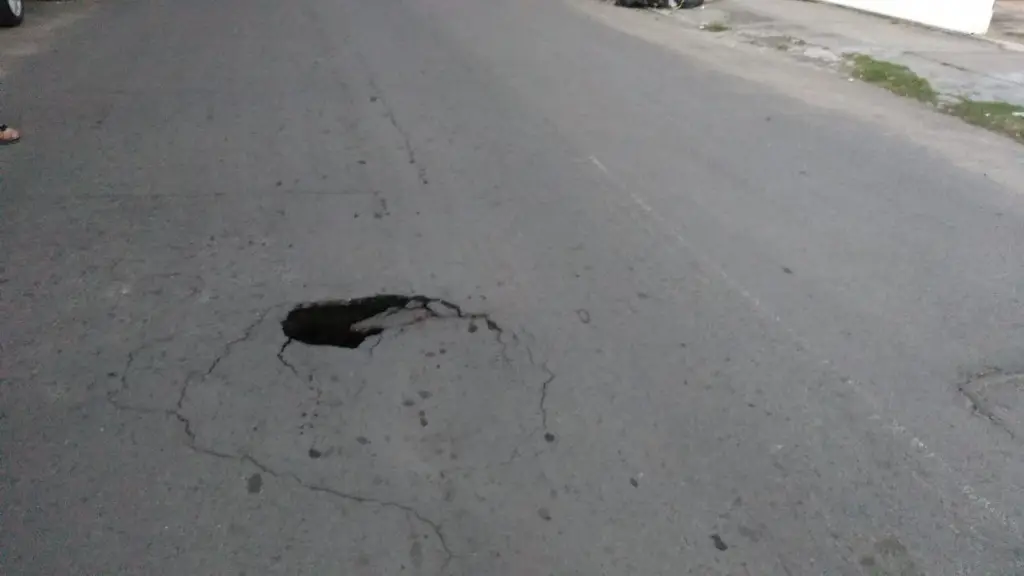 Imagen Se forma socavón en la esquina de Arista y Cuauhtémoc de Veracruz 
