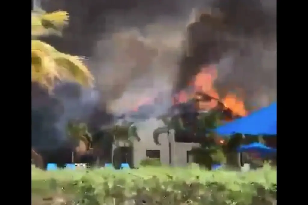Imagen Se incendia centro de hospedaje en zona hotelera de Cozumel