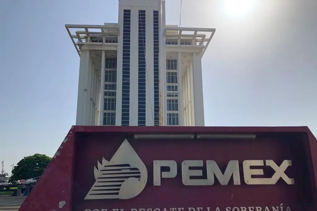 Imagen Denuncian precarias condiciones de la Torre de Pemex en Veracruz 