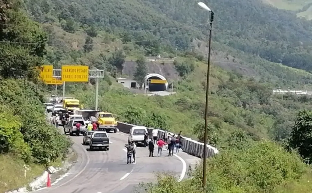 Imagen Trágico accidente en Cumbres de Maltrata; hay al menos 3 muertos y 6 heridos de gravedad