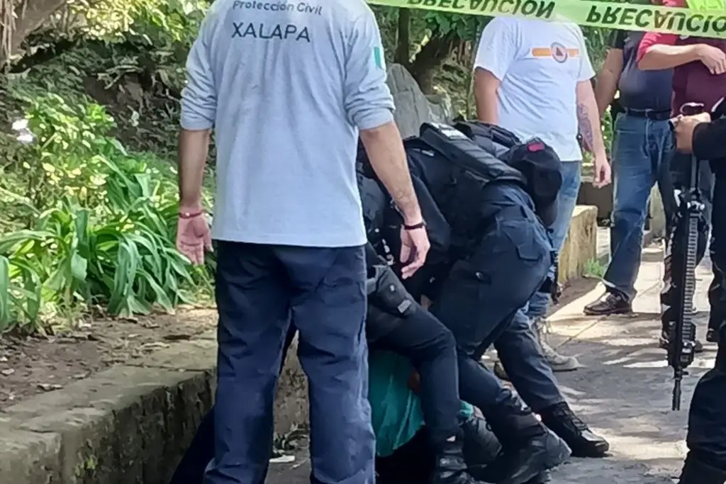 Imagen Mujer se lanza al agua del paseo de Los Lagos en Xalapa y se pelea con socorristas 