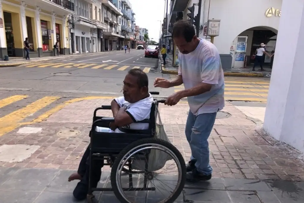 Imagen Quitan a discapacitados que piden ayuda en la catedral de Veracruz