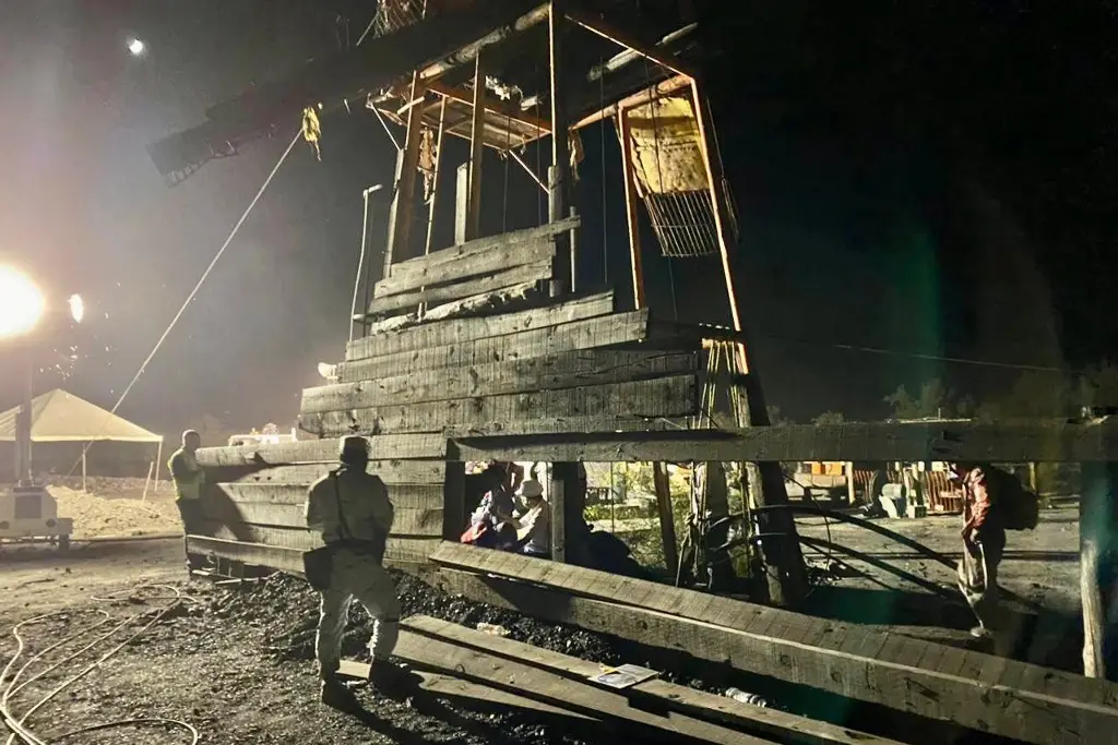 Imagen Hay 10 mineros atrapados en pozo de carbón en Coahuila; 3 fueron rescatados: SSPC