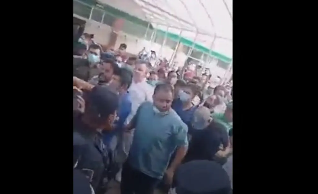 Imagen Trabajadores del IMSS se enfrentan con policías; los acusan de venta de droga y medicina robada