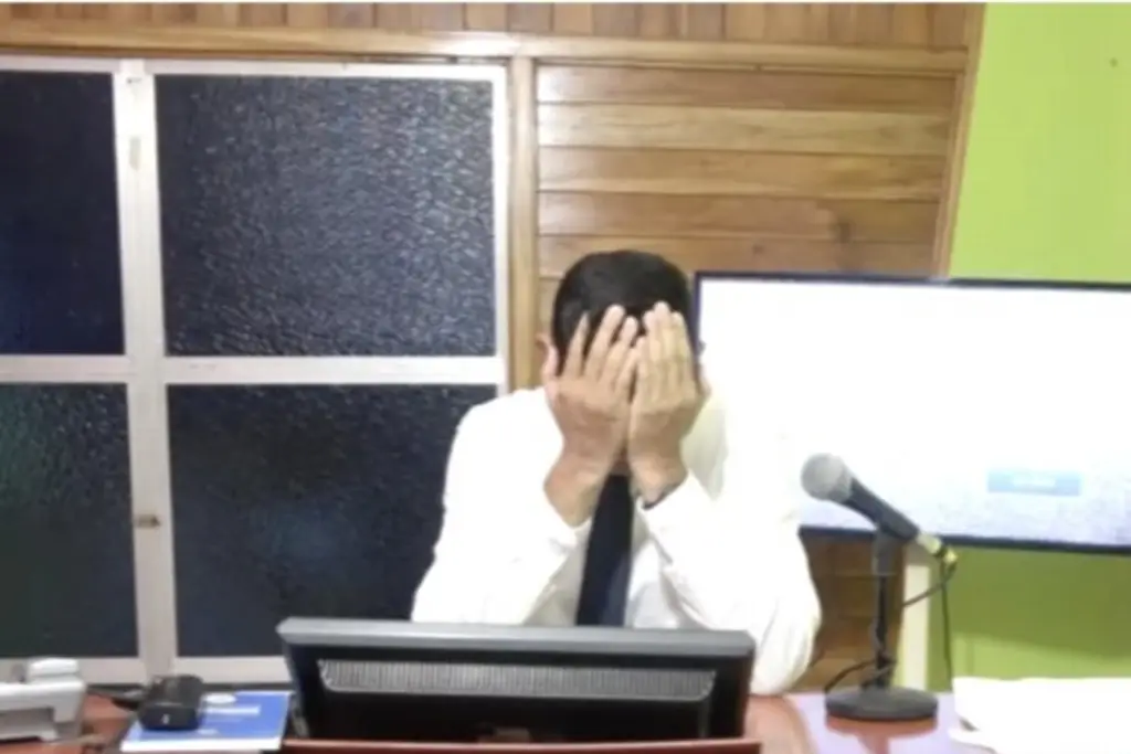 Imagen Periodista rompe en llanto tras ser cancelado su canal de TV (+Video)