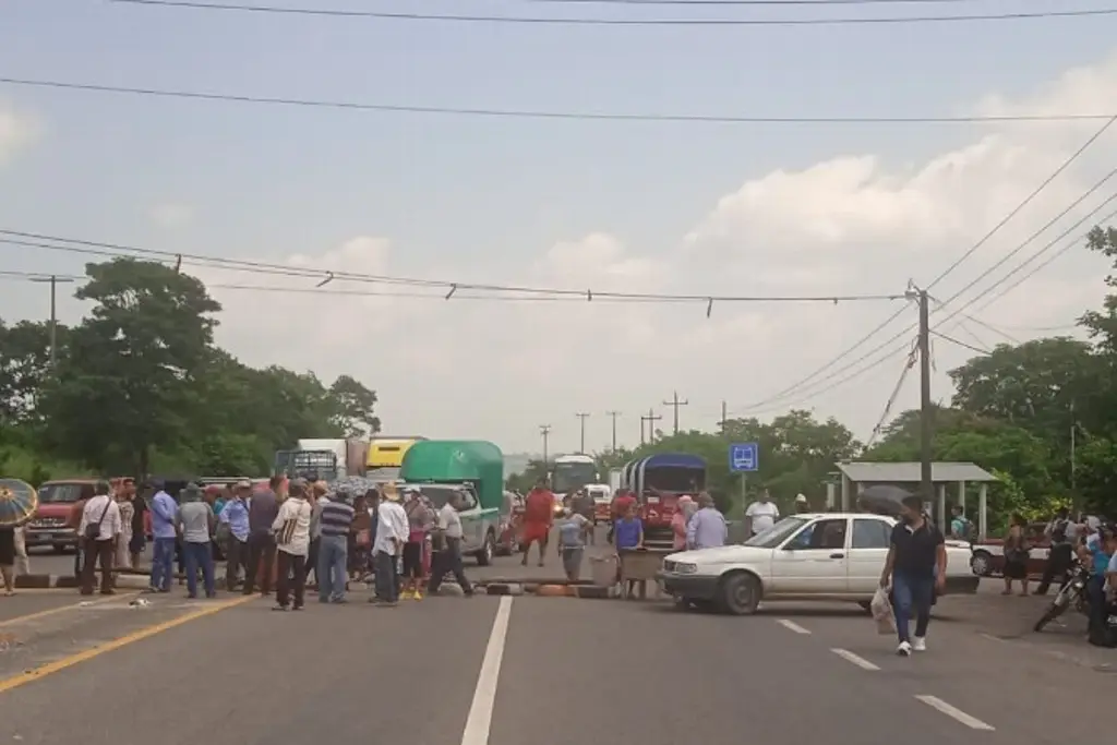 Imagen Bloquean carretera Transístmica en Oaxaca; piden a CFE pagar derecho de vía
