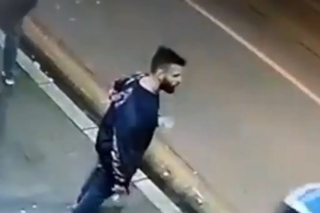 Imagen Captan cuando joven es arrollado por camión tras pelea callejera (+Video)