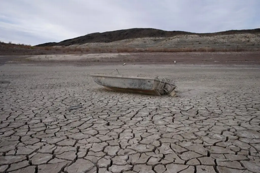 Imagen Hallan restos humanos en lago afectado por sequía