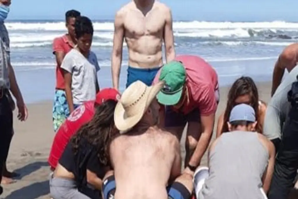 Imagen Buscan cuerpo de joven en la playa El Farallón, rescatan a otra de 15 años
