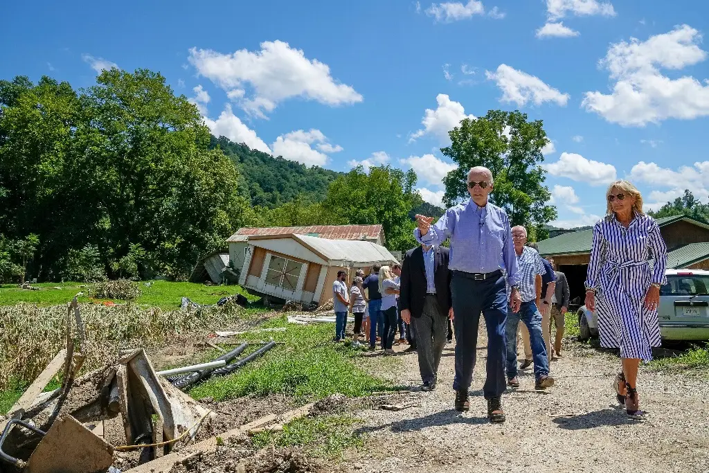 Imagen Biden inspecciona afectaciones tras inundaciones en Kentucky