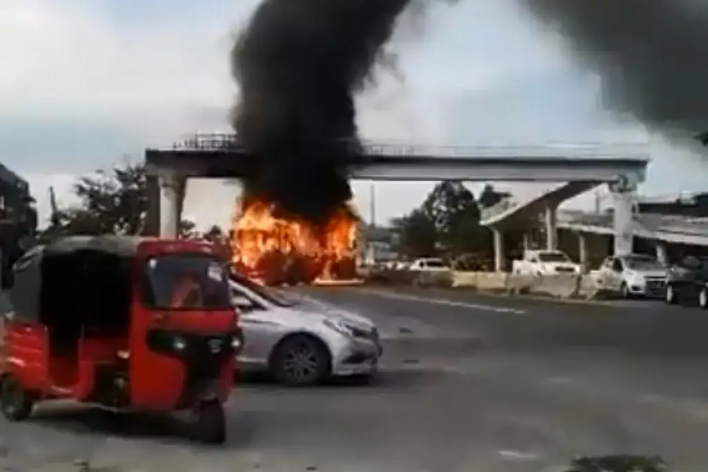 Imagen Comando armado incendia vehículos tras enfrentamiento con militares en Jalisco