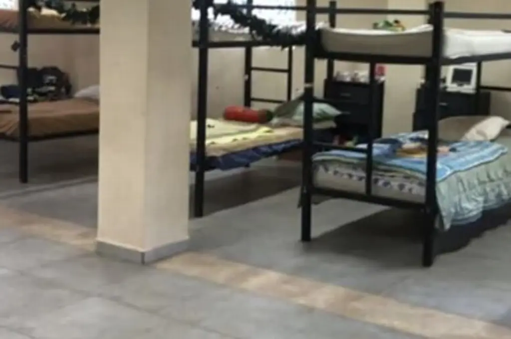 Imagen Exhiben a menores de casa hogar durmiendo en el piso 'para que verifique el DIF' (+Video)
