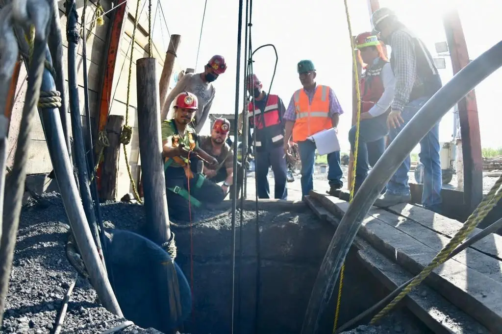 Imagen Instalan hospital móvil cerca de pozo donde están atrapados 10 mineros de Coahuila
