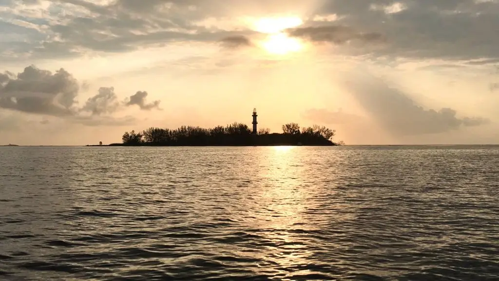 Imagen Rescatan a sujeto a punto de ahogarse en playas de Veracruz; quería llegar a la Isla de Sacrificios