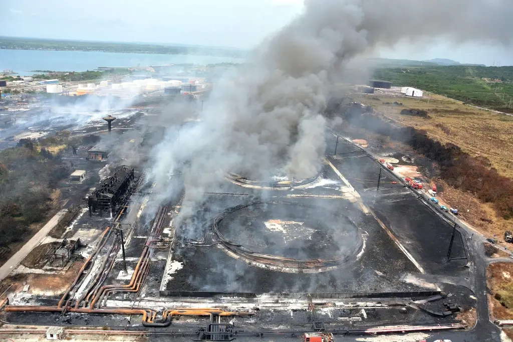 Imagen Suman 2 bomberos muertos por incendio de tanques petroleros en Cuba