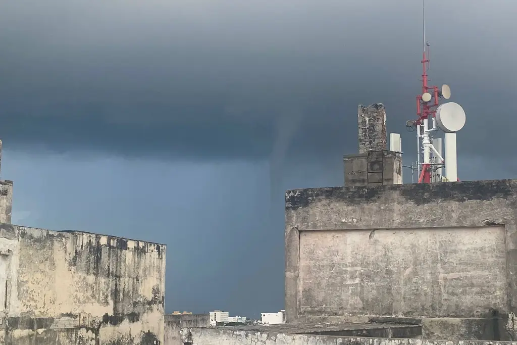 Imagen Se forma impactante tromba marina en el puerto de Veracruz (+Video) 