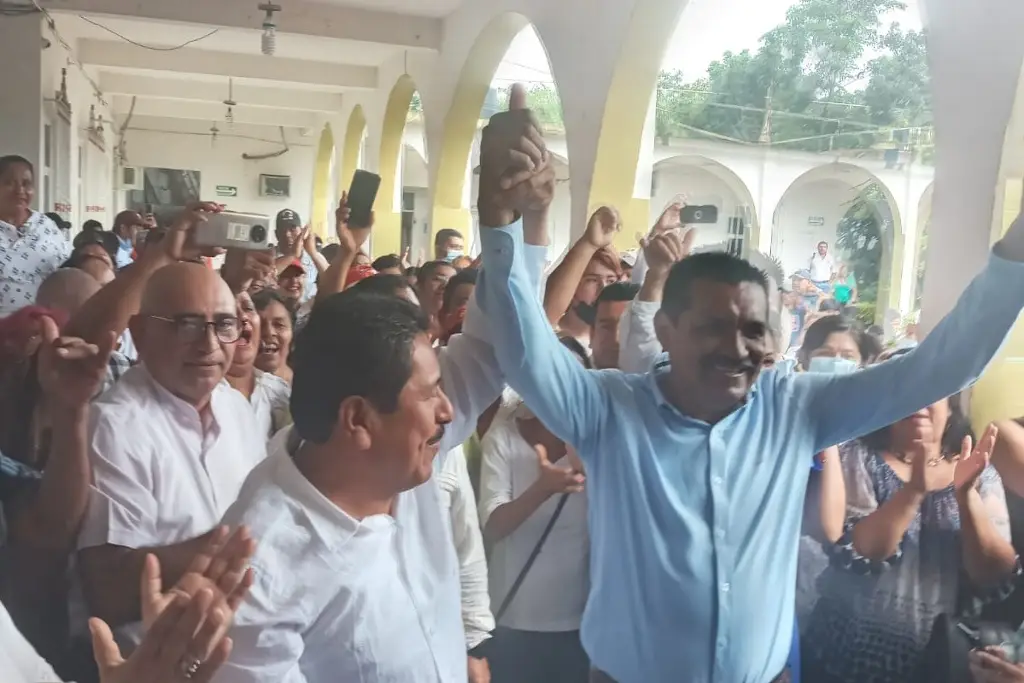 Imagen Rinde protesta Pasiano Rueda como alcalde de Jesús Carranza, Veracruz 