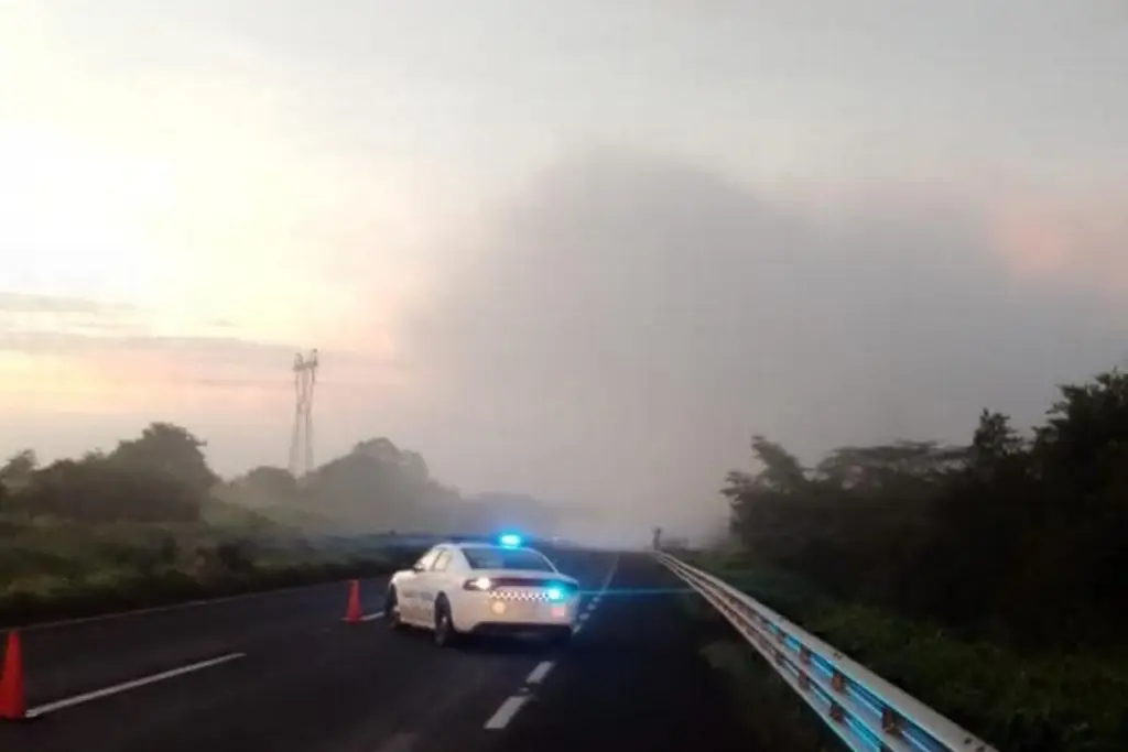 Fuga de ácido clorhídrico en la autopista La Tinaja-Cosamaloapan