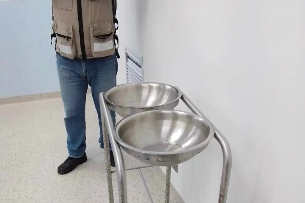 Imagen Con recipientes quirúrgicos captan agua de goteras en Hospital Infantil de Veracruz (Fotos)