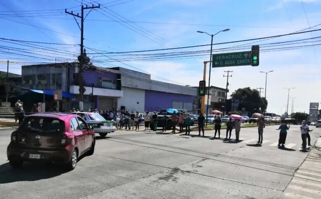 Imagen Vecinos de Agua Santa I bloquean calle en Xalapa; llevan cinco días sin agua