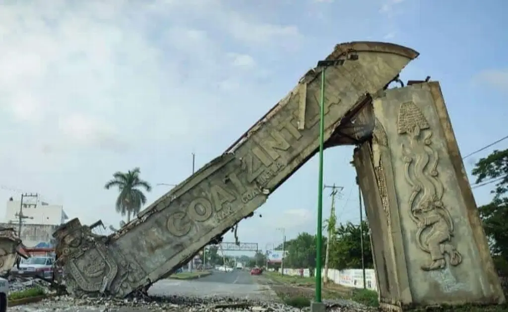 Imagen Se desploma el arco de entrada a Coatzintla, Veracruz 