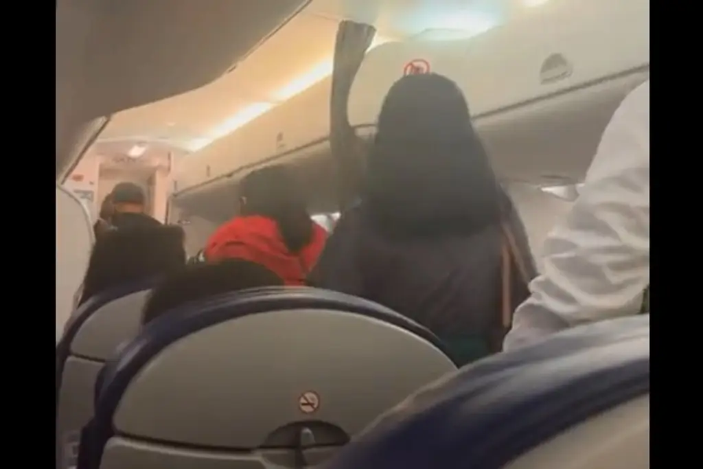 Imagen Bajan a familia indígena de vuelo en CDMX; investigan posible discriminación (+Video)