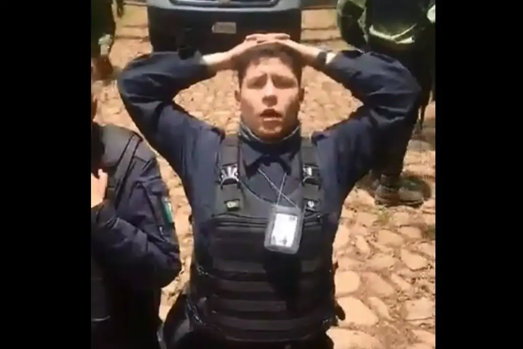 Imagen Sujetos armados someten e interrogan a policías (+Video)