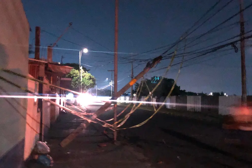Imagen ¡Precaución! Poste dañado a punto de colapsar en Veracruz 