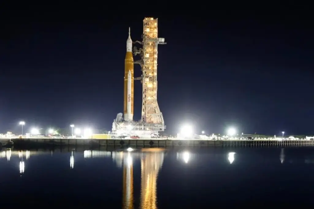 Imagen Cohete lunar de la NASA llega a plataforma para primera prueba