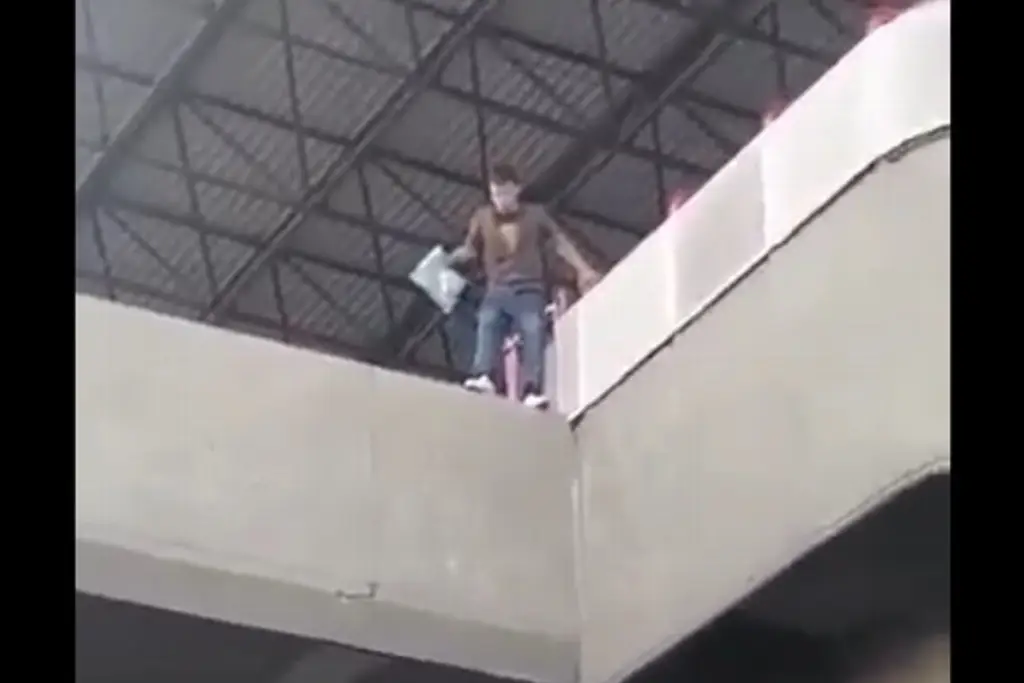 Imagen Joven intenta quitarse la vida aventándose desde 15 metros de altura (+Video)