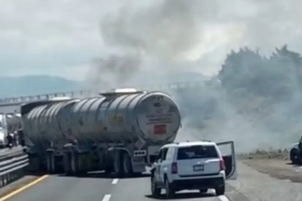 Imagen Cierran autopista Acatzingo - Ciudad Mendoza por incendio de pipa 
