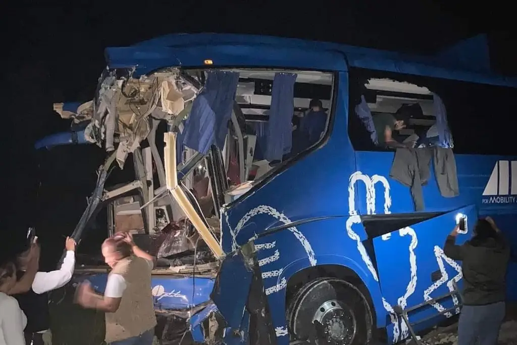 Choque Entre Un Autobús Y Un Tráiler Deja 3 Muertos Y 27 Heridos En