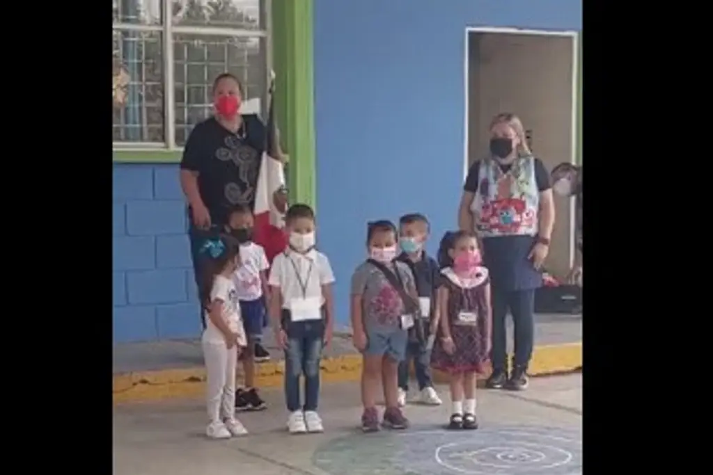 Imagen Ordena maestra a escolta saludar a la bandera y se confunden (+Video)