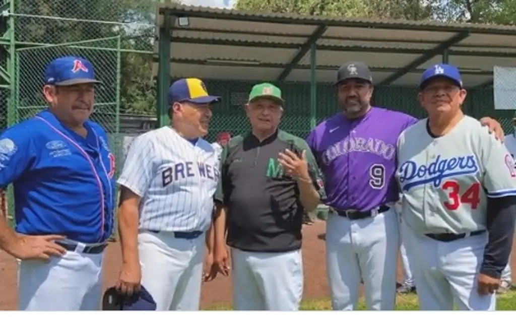 AMLO juega con las estrellas del beisbol Marco Vinny Castilla y