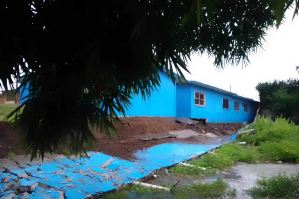 Imagen Cae barda de la escuela Úrsulo Galván de Tarimoya, en Veracruz (Video)