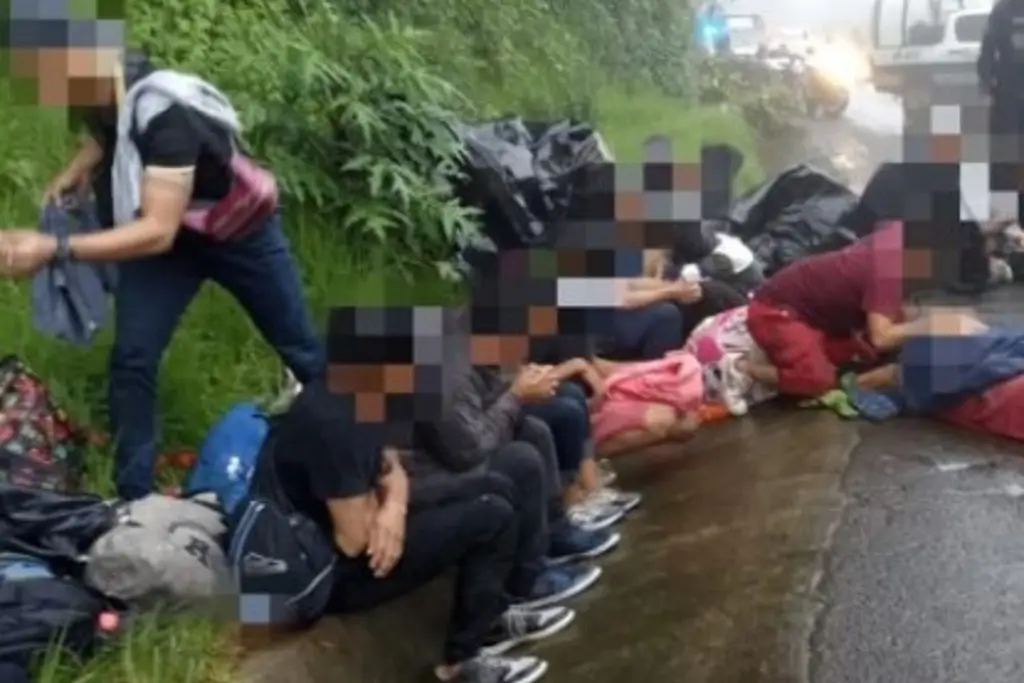 Imagen Persecución y disparos en autopista de Veracruz; rescatan a 18 migrantes 