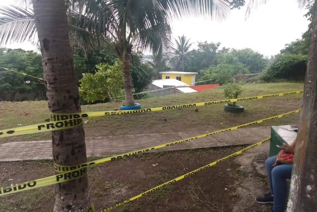 Padres vigilan para evitar intrusos en primaria de Veracruz cuya barda ...