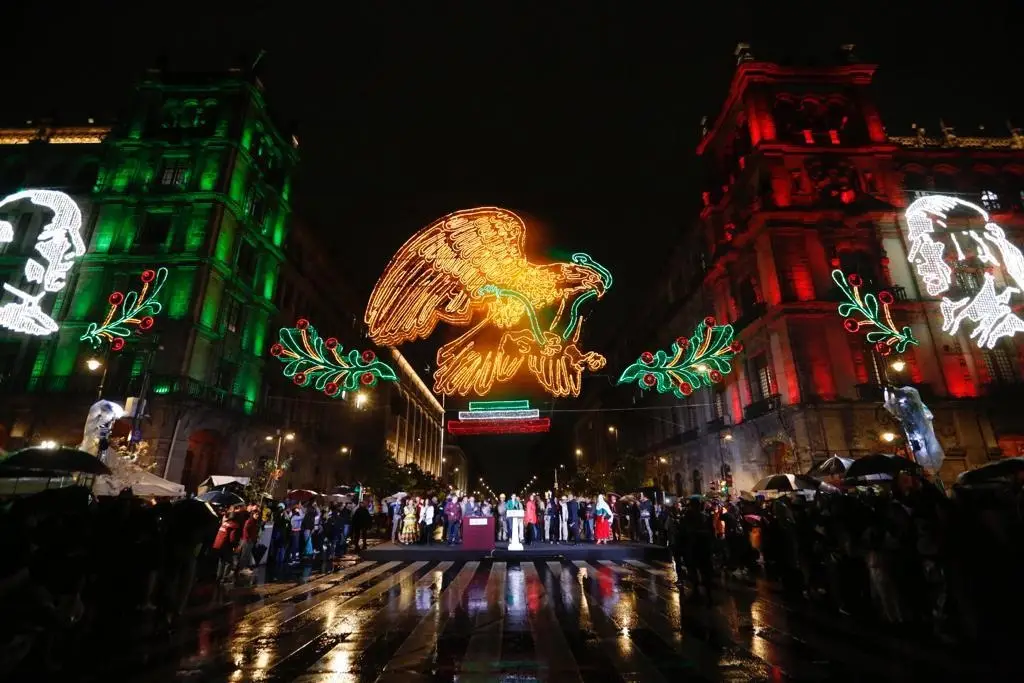 Imagen Encienden alumbrado decorativo de Fiestas Patrias en el Zócalo de CDMX