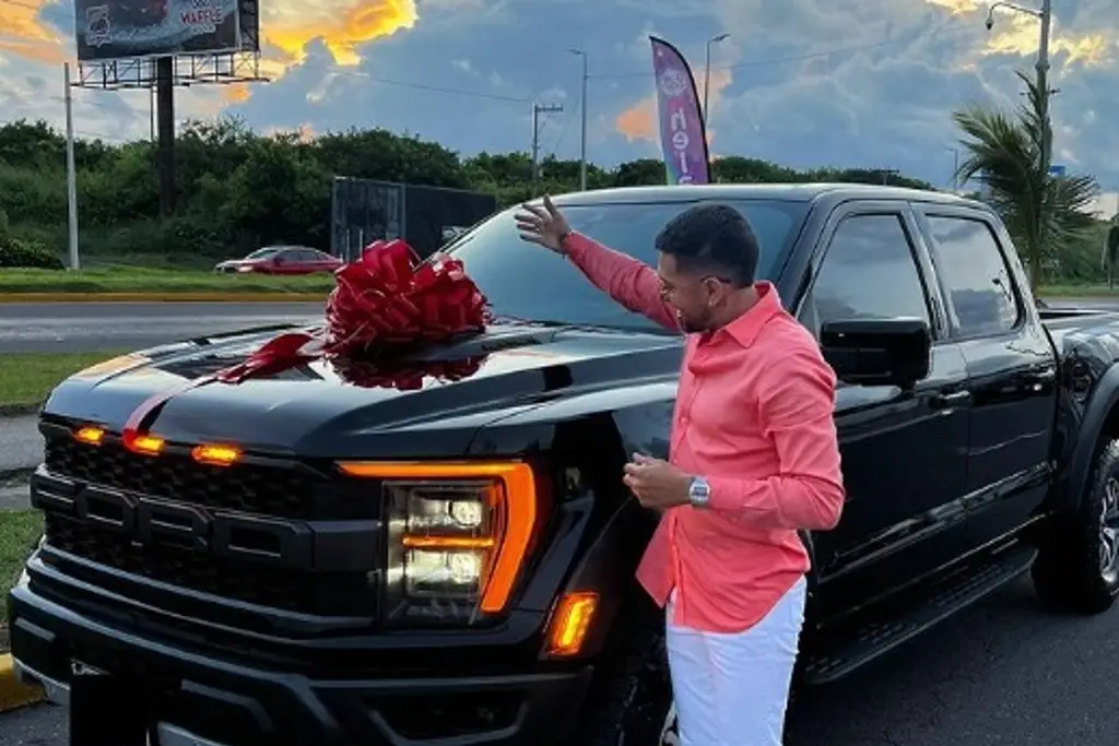 Imagen Paponas choca su camioneta nueva en Boca del Río 