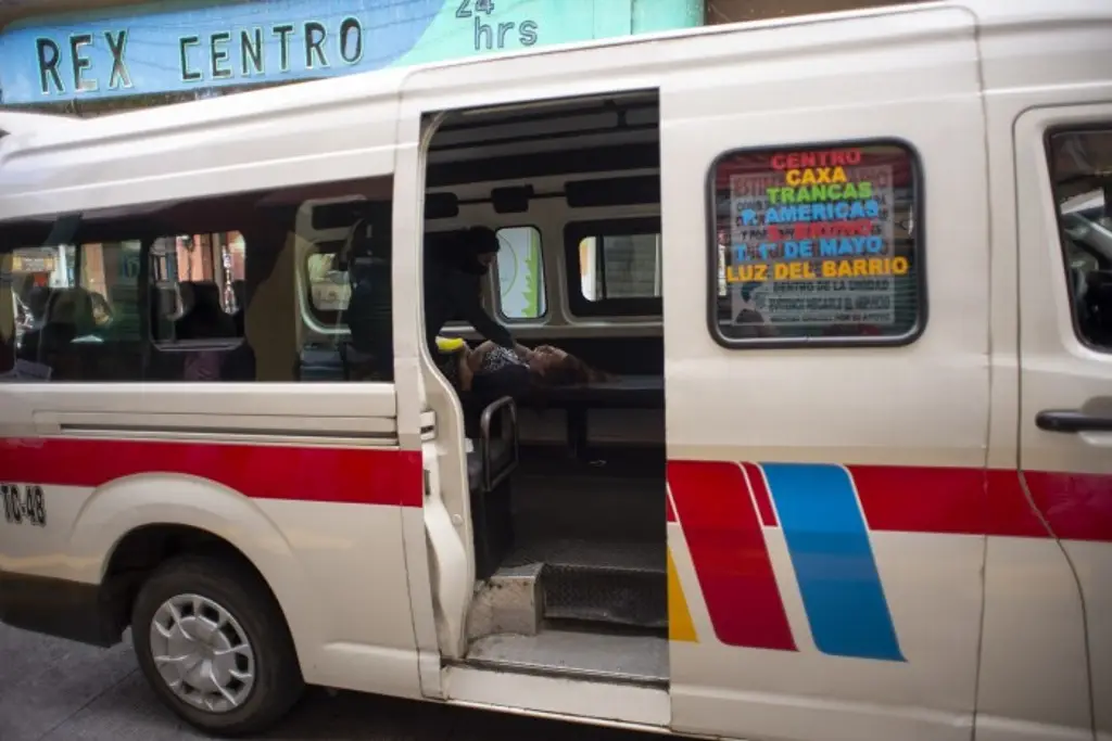 Imagen Mujer se desmaya dentro de combi de transporte público, ambulancia tarda 20 minutos en llegar