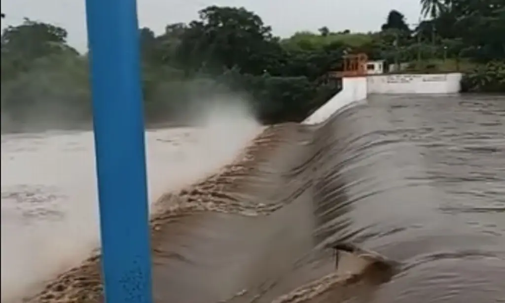 Imagen Piden tomar precaución en Piedras Negras y Tlalixcoyan por nivel de presa Camelpo (+Video)